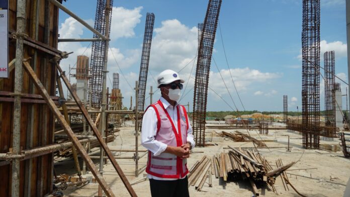 FOTO 24 April_Menteri Perhubungan Budi Karya Sumadi kembali mengecek progres pembangunan Bandara Ibu Kota Nusantara (IKN)