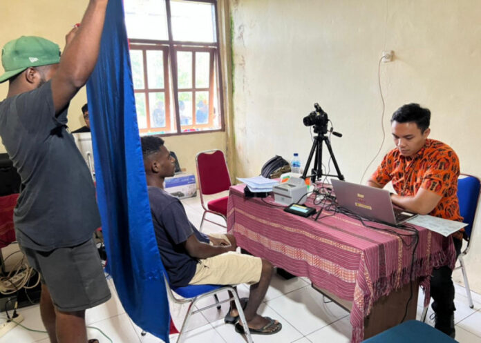 FOTO 24 April_layanan jemput bola administrasi kependudukan hari kedua di alun-alun Distrik Aimas, Kabupaten Sorong, Papua Barat. dukcapil.kemendagri.go.id