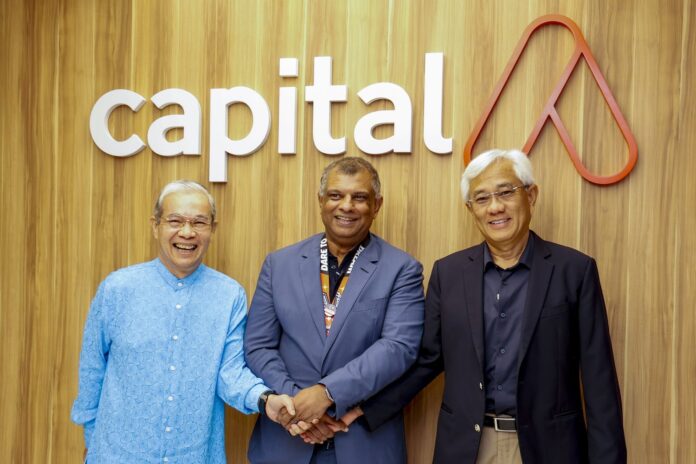 FOTO 25 April_Chief Executive Officer Tony Fernandes (tengah) telah menandatangani kontrak baru untuk lima tahun ke depan di Capital A Berhad. (dok. newsroom.airasia.com)