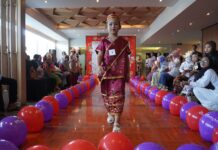 Peragaan Busana Daerah Anak di Semarak Hari Kartini di Swiss-Belinn Modern Cikande