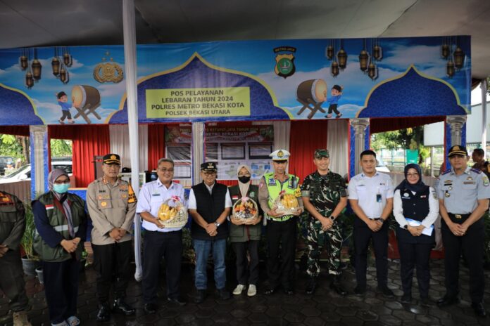 FOTO 7 April_Penjabat (Pj) Wali Kota Bekasi Raden Gani Muhamad melakukan monitoring Pos Pelayanan Lebaran 2024 1