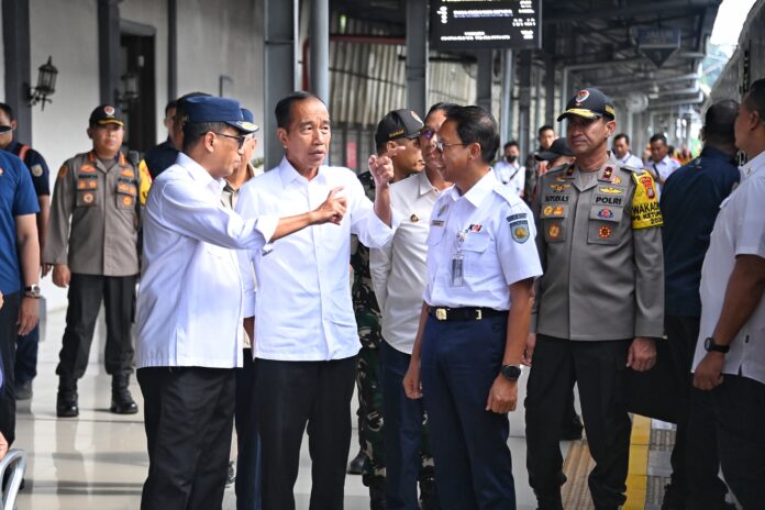 FOTO 8 April_Presiden Joko Widodo didampingi Menteri Perhubungan Budi Karya Sumadi melakukan peninjauan arus mudik di Stasiun Pasar Senen, Jakarta.