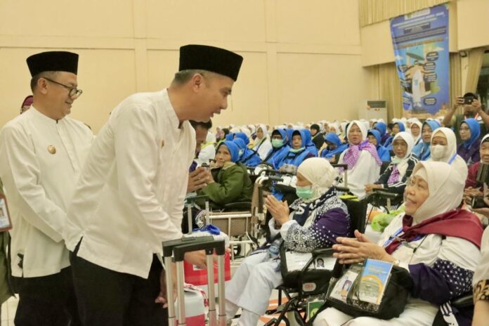 FOTO 13 Mei_Melepas keberangkatan Kloter Pertama jemaah haji asal Jabar dari Asrama Haji Kota Bekasi menuju bandara pada Sabtu malam (1152024). (dok. humaskotabekasi) 1