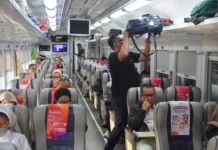 Masyarakat Padati Stasiun di Jakarta Saat Libur Long Weekend