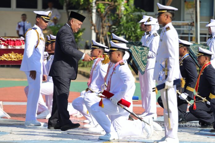 FOTO 16 Mei_Acara Wisuda ke-50 dan pelepasan perwira transportasi laut Politeknik Pelayaran (Poltekpel) Surabaya di kampus Poltekpel Surabaya pada Kamis (1652024). (dok bpsdmp) 1