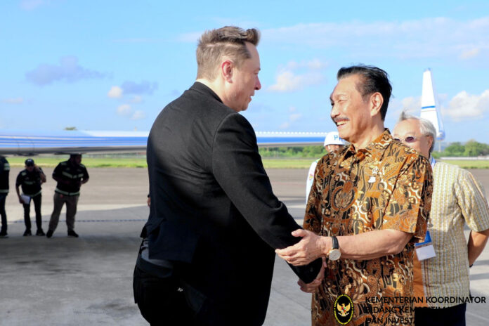FOTO 19 Mei_Menko Marves Luhut B. Pandjaitan menjemput CEO SpaceX sekaligus Tesla Inc. Elon Musk di Bandara Internasional I Gusti Ngurah Rai, Bali pada Minggu (1952024). (dok. kemenkomarves)