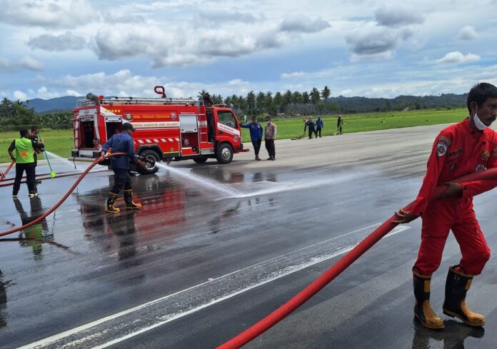 FOTO 2 Mei_Kegiatan pembersihan kondisi bandara akibat terdampak erupsi Gunung Ruang di Kabupaten Kepulauan Sitaro, Sulawesi Utara. (dok. hubudkemenhub) 1 INI
