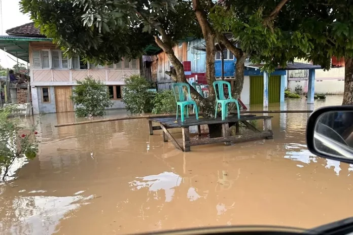 FOTO 24 Mei_Bencana banjir di Kabupaten Landak, Kalimantan Barat yang membuat Bupati Landak merespons cepat pascabanjir dan longsor dengan menetapkan Status Tanggap Darurat. (dok. istimewa)