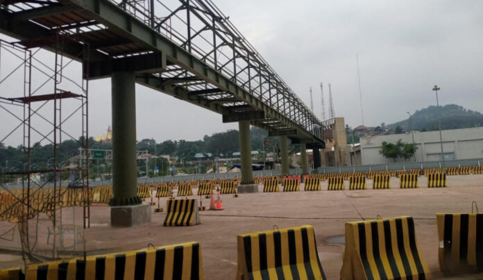 FOTO 28 Mei_Pembangunan akses pejalan kaki atau jembatan layang (Skywalk) di kawasan Bakauheni Harbour City (BHC) di Bakauheni, Lampung Selatan. (dok. asdp.id)