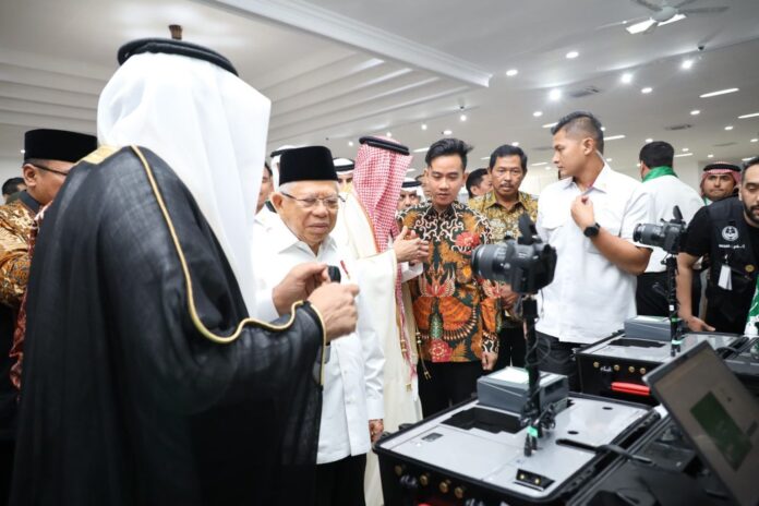 FOTO 31 Mei_Wakil Presiden Ma’ruf Amin meninjau layanan Fast Track Thariq Makkah atau Mecca Route pada pelaksanaan ibadah haji 2024 di Embarkasi Bandara Adi Soemarmo, Boyolali.