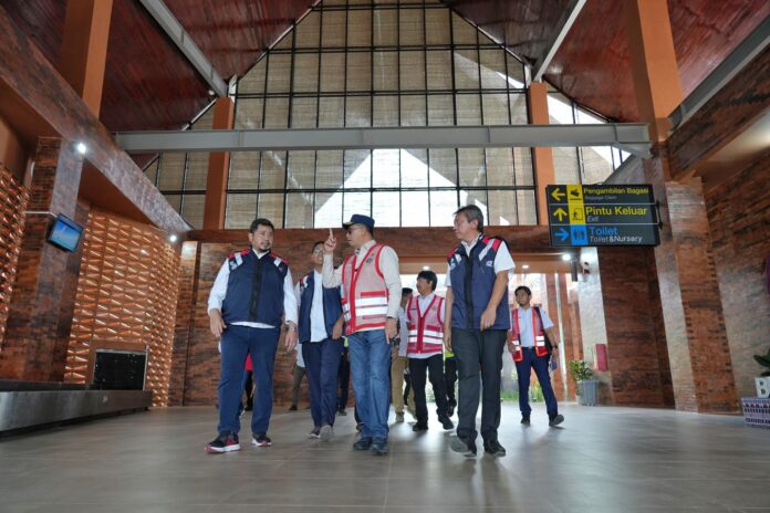 FOTO 4 Mei_Menteri Perhubungan (Menhub) Budi Karya Sumadi saat meninjau Bandara Jenderal Besar Abdul Haris Nasution di Kabupaten Mandailing Natal, Sumatra Utara. (dok. kemenhub) 1
