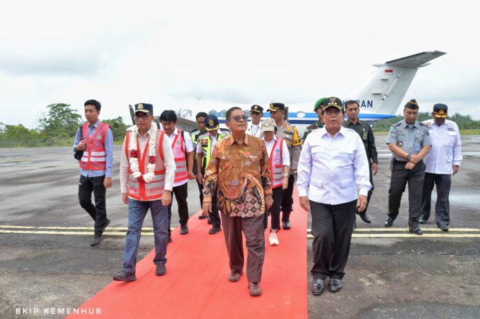 FOTO 4 Mei_Saat Menteri Perhubungan (Menhub) Budi Karya Sumadi mengunjungi Bandara Tuanku Tambusai di Kecamatan Rambah Samo, Kabupaten Rokan Hulu, Provinsi Riau. (dok. kemenhub)