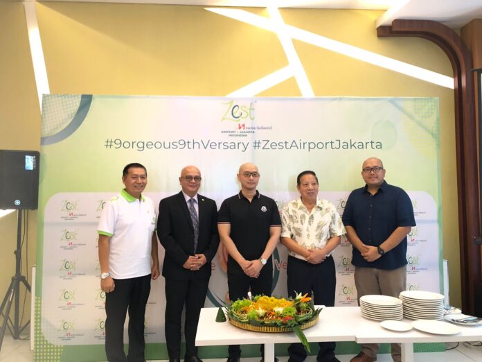 FOTO 11 Juni_Foto bersama jajaran Zest Hotel Airport Jakarta. 5 (dok. istimewa)