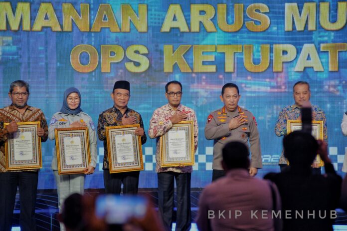 FOTO 13 Juni_Pemberian Penghargaan Kolaborasi Aktif Pengamanan Arus Mudik dan Arus Balik Operasi Ketupat 2024 dari Kepolisian. (dok. kemenhub) 1