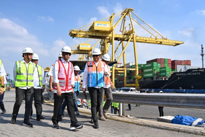 FOTO 17 Juni_Menteri Perhubungan (Menhub) Budi Karya Sumadi saat meninjau Pelabuhan Tanjung Emas, Semarang, (dok. kemenhub) 1