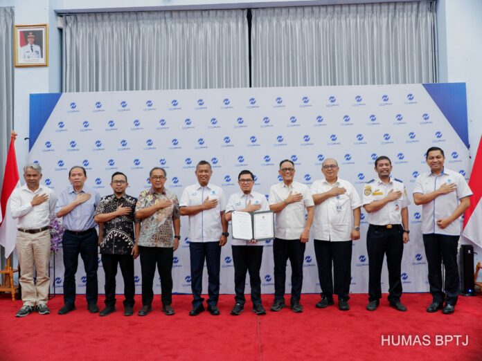 FOTO 20 Juni_menyerahkan sertifikat Sistem Manajemen Keselamatan Perusahaan Angkutan Umum (SMK PAU) kepada PT Transportasi Jakarta. 1