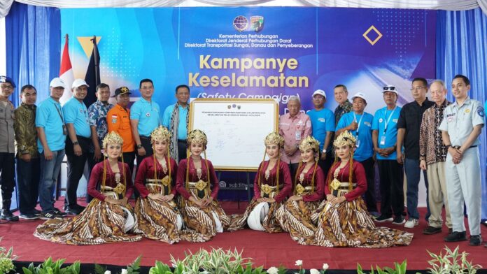FOTO 21 Juni_Kegiatan Kampanye Keselamatan Transportasi Sungai, Danau dan Penyeberangan di kawasan wisata Waduk Jatiluhur, Purwakarta, Jawa Barat. (hubdat) 2