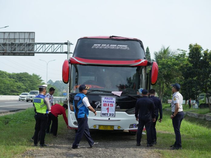FOTO 3 Juni_Pengawasan dan pemeriksaan bus pariwisata tiap libur akhir pekan ataupun momen libur panjang. 1