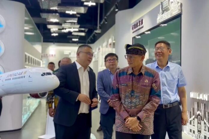 FOTO 30 Juni_Menparekraf Kabaparekraf Sandiaga Salahuddin Uno saat melakukan kunjungan kerjanya ke Juneyao Airlines di Shanghai, Tiongkok. (dok. kemenparekraf)