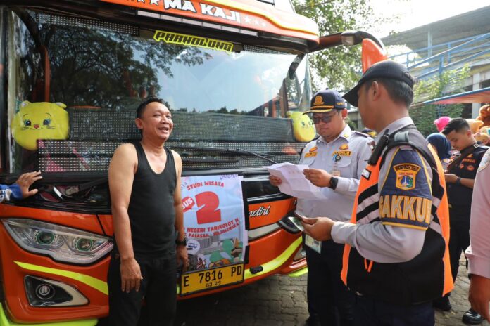 FOTO 9 Juni_Inspeksi mendadak atau sidak terhadap bus pariwisata di wilayah Daerah Khusus Jakarta dan Bogor pada akhir pekan ini. (dok. hubdatkemenhub) 2