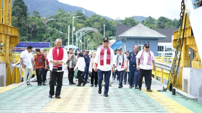 FOTO 1 Juli_Peninjauan sarana dan prasarana pelabuhan penyeberangan di kawasan wisata Danau Toba, Sumatra Utara. (dok. hubdatkemenhub) 1