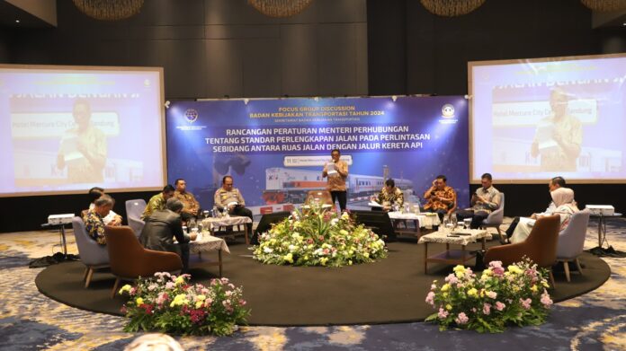 FOTO 13 Juli_Focus Group Discussion (FGD) Rancangan Peraturan Menteri Perhubungan tentang Standar Perlengkapan Jalan Antara Ruas Jalan Dengan Jalur Kereta Api. (dok. baketrans) 1