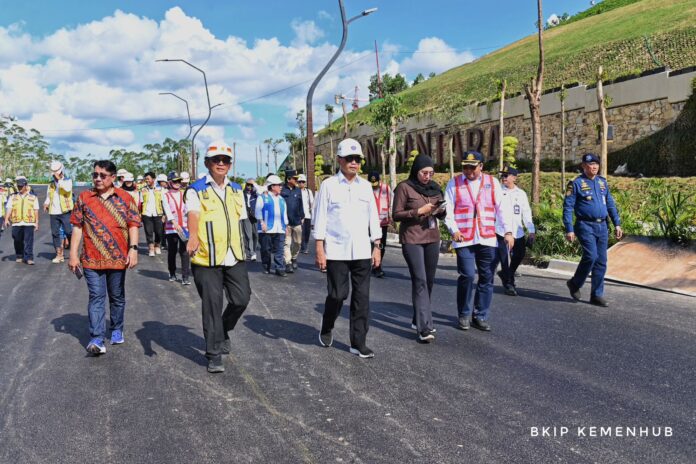 FOTO 13 Juli_Menhub saat meninjau lokasi jalur Trem Otonom di Jalan Sumbu Kebangsaan pada Kawasan Inti Pusat Pemerintahan (KIPP) IKN. (dok. kemenhub) 2