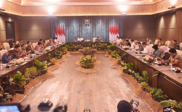 FOTO 12 Agustus_Presiden Joko Widodo (Jokowi) dan Wakil Presiden Ma’ruf Amin memimpin Sidang Kabinet Paripurna (SKP) di Istana Garuda, Ibu Kota Nusantara, Kalimantan Timur, Senin (1282024) INI