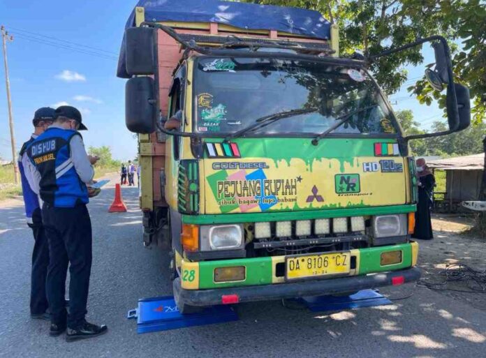 FOTO 13 Agustus_Pengawasan dan penegakkan hukum terhadap kendaraan angkutan barang yang melakukan pelanggaran. (dok. hubdatkemenhub) 3