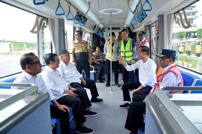 FOTO 14 Agustus_Presiden Joko Widodo (Jokowi) saat meninjau trem otonom atau Autonomous Rail Transit (ART) di Ibu Kota Nusantara (IKN).