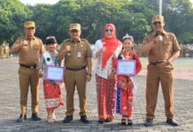Penjabat Wali Kota Bekasi Serahkan Penghargaan pada Apel Pagi