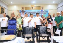 Peduli Disabilitas, Pemkot Bekasi Serahkan Bantuan Sosial Dasar