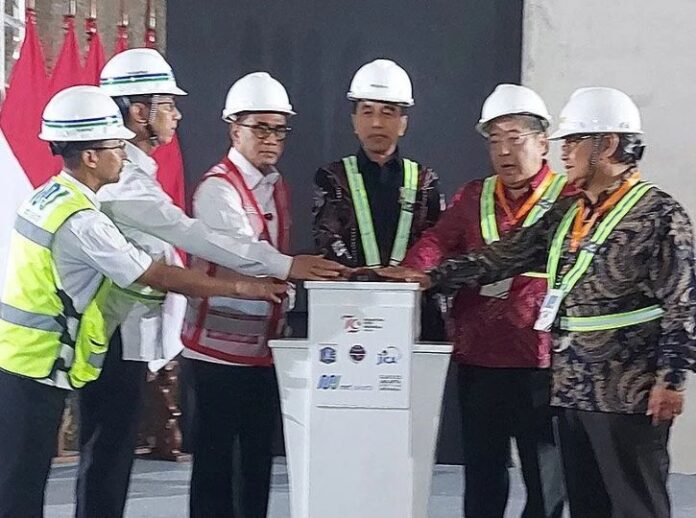 FOTO 11 September_Presiden Joko Widodo didampingi Menteri Perhubungan Budi Karya Sumadi memencet tombol sirine INI