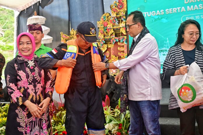 FOTO 17 September_Memperingati Hari Perhubungan Nasional (Harhubnas) 2024 dalam acara Bakti Sosial di Rambu Suar Pantai Pandawa, Bali. (dok. kemenhub)