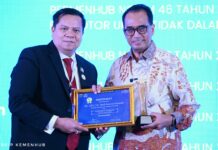 Menhub Terima Penghargaan Tokoh Inspiratif Transportasi Inklusif Terintegrasi