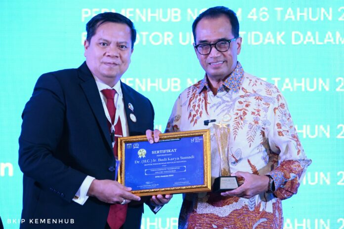 FOTO 19 September_Menteri Perhubungan Budi Karya Sumadi menerima penghargaan sebagai Tokoh Inspiratif Transportasi Inklusif Terintegrasi.