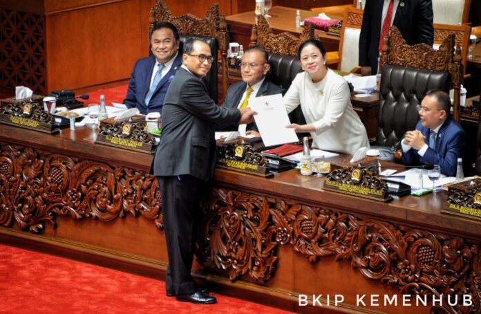 FOTO 30 Sept_Pengesahkan Perubahan Ketiga atas Undang - Undang Nomor 17 Tahun 2008. 1