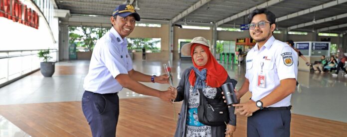 FOTO 5 September_KAI Commuter memberikan apresiasi pada Hari Pelanggan Nasional dengan kegiatan Sapa Pelanggan. (dok. commuterline.id)