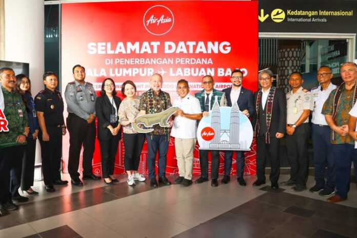 FOTO 5 September_Peresmian penerbangan perdana AirAsia dari Kuala Lumpur, Malaysia ke Labuan Bajo, Nusa Tenggara Timur. (dok. news