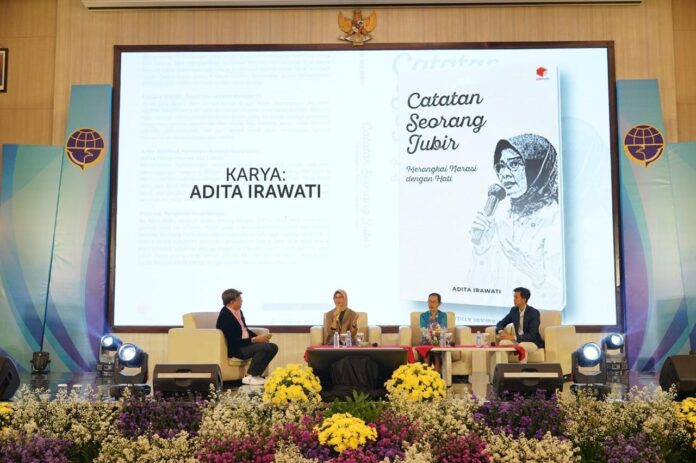 FOTO 18 Okt_Peluncuran Buku “Catatan Seorang Jubir” karya Juru Bicara Kementerian Perhubungan Adita Irawati 2 (1)