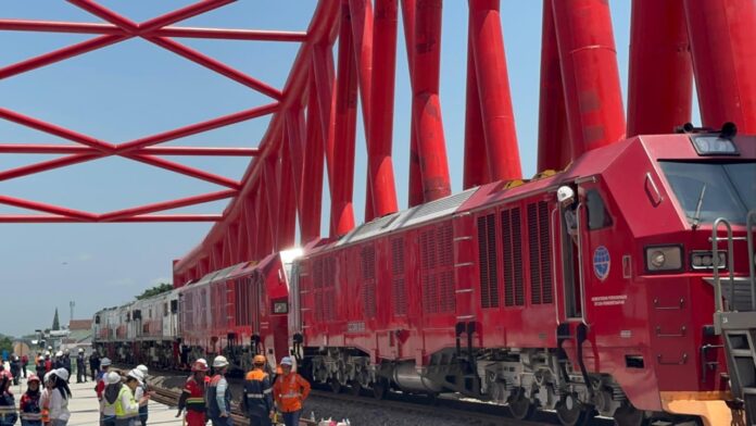FOTO 25 Okt_uji beban (loading test) jalur layang kereta api petak Solo Balapan - Kadipiro atau yang biasa dikenal dengan rel layang Simpang Joglo, Surakarta 1