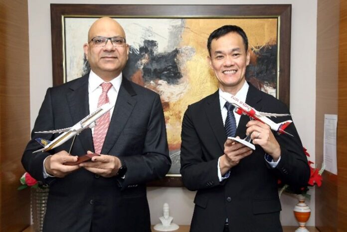 FOTO 26 Okt_Pertemuan Nipun Aggarwal, Chief Commercial Officer Air India dan Chief Commercial Officer Singapore Airlines Lee Lik Hsin. (dok. istimewa)