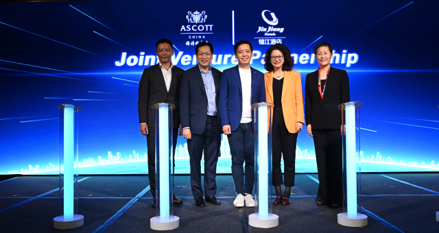 FOTO 28 Okt_Joseph Wong, Managing Director of China, Ascott; Kevin Goh, CEO for Ascott and CLI Lodging