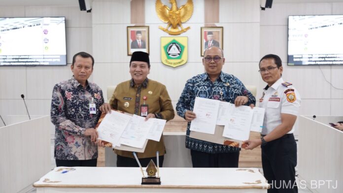 FOTO 5 Okt_Penyerahan aset bangunan fasilitas integrasi Skybridge Bojonggede 1
