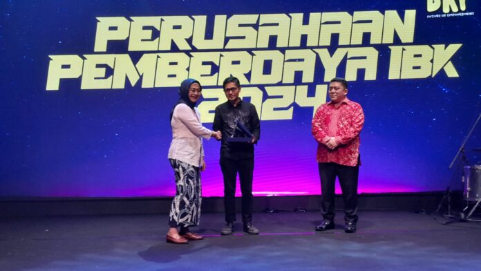 FOTO 8 Okt_Pemberian penghargaan kepada KAI Services sebagai Perusahaan Pemberdaya Insan Berkebutuhan Khusus (IBK) 2024. (dok. kaiservices)