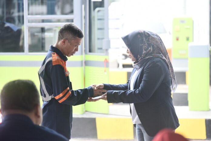 FOTO 12 Nov_Pemberian santunan untuk pegawai KAI Services yang rumahnya terkena musibah puting beliung di Bogor. (dok. kaiservices)