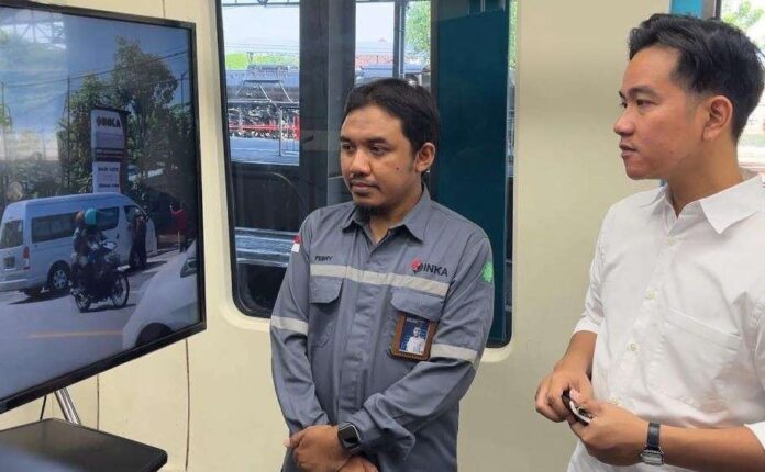 FOTO 2 Nov_Wakil Presiden (Wapres) Gibran Rakabuming Raka meninjua spesifikasi Trem Otonomus baterai yang akan uji coba di Kota Solo.