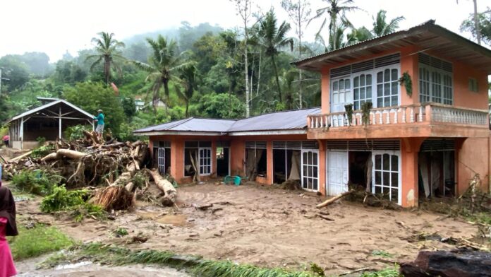 FOTO 24 Nov_Rumah warga terdampak banjir bandang yang melanda Kabupaten Limapuluh Kota
