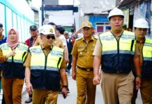 Penjabat Wali Kota Bekasi Kunjungi Kecamatan Medan Satria Pantau Pembangunan dan Pemberian Bantuan