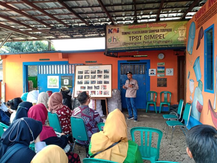 FOTO 28 Nov_Pertemuan di Tempat Pengolahan Sampah Terpadu (TPST) Simpangsari, Kelurahan Sukamiskin, Kecamatan Arcamanik, Kota Bandung. (dok. kai.id)1